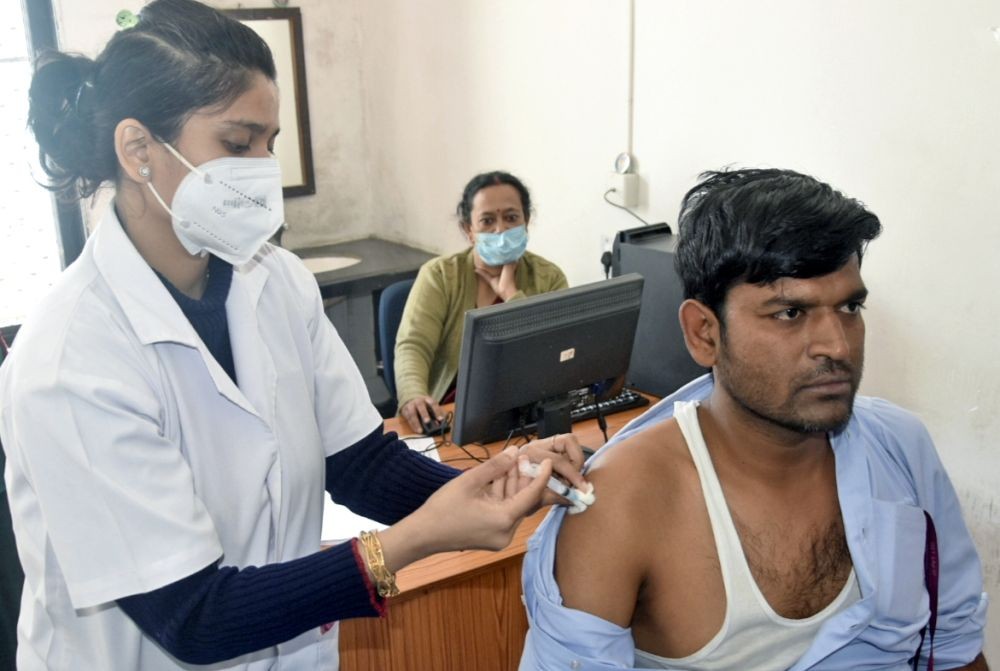 Bhopal: A health worker inoculates a booster dose of Covid-19, at Jay Prakash Hospital in Bhopal on Wednesday, Jan. 18, 2023. (PHOTO: IANS/Hukum Verma)