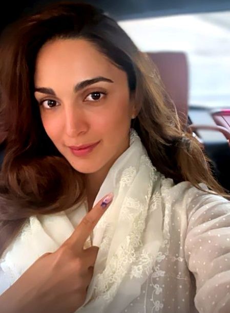 Mumbai: Actress Kiara Advani shows her inked finger after casting her vote during the fifth phase of Lok Sabha elections, in Mumbai, Monday, May 20, 2024.(IANS/X)
