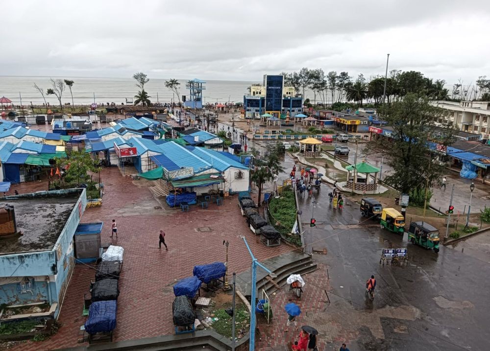 Purba Medinipur: Digha beach, ahead of the landfall of Cyclone 'Remal', in Purba Medinipur district, Sunday, May 26, 2024. The cyclonic storm is expected to make landfall between West Bengal's Sagar Island and Bangladesh's Khepupara on Sunday night, as per IMD.(IANS/X/@PIBKolkata)