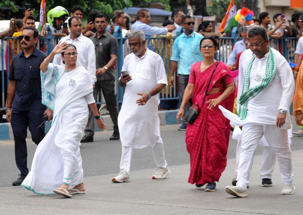Kolkata: West Bengal Chief Minister Mamata Banerjee, along with party candidates Mahua Moitra and Saayoni Ghosh, State Minister Aroop Biswas, and others, campaigns for the last phase of the Lok Sabha elections in Kolkata on Thursday, May 30, 2024.(IANS/Kuntal Chakrabarty)