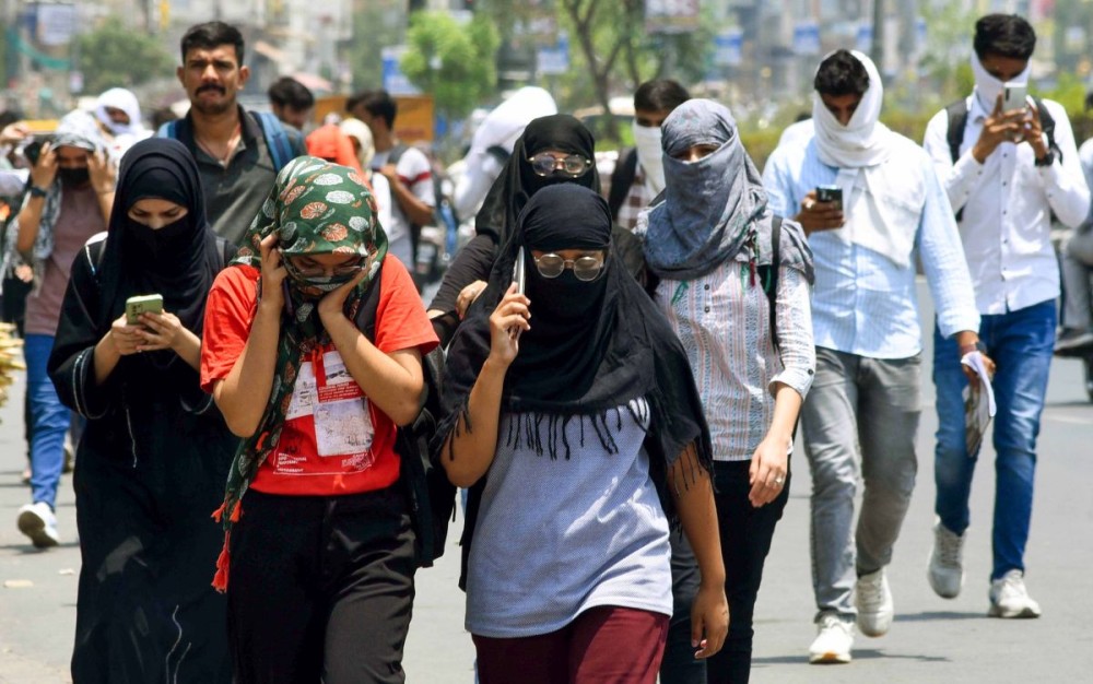 Jaipur: Commuters cover themselves with scarves to beat the heat on a hot summer day, in Jaipur, Thursday, May 23, 2024.(Photo: IANS/Ravishankar Vyas)