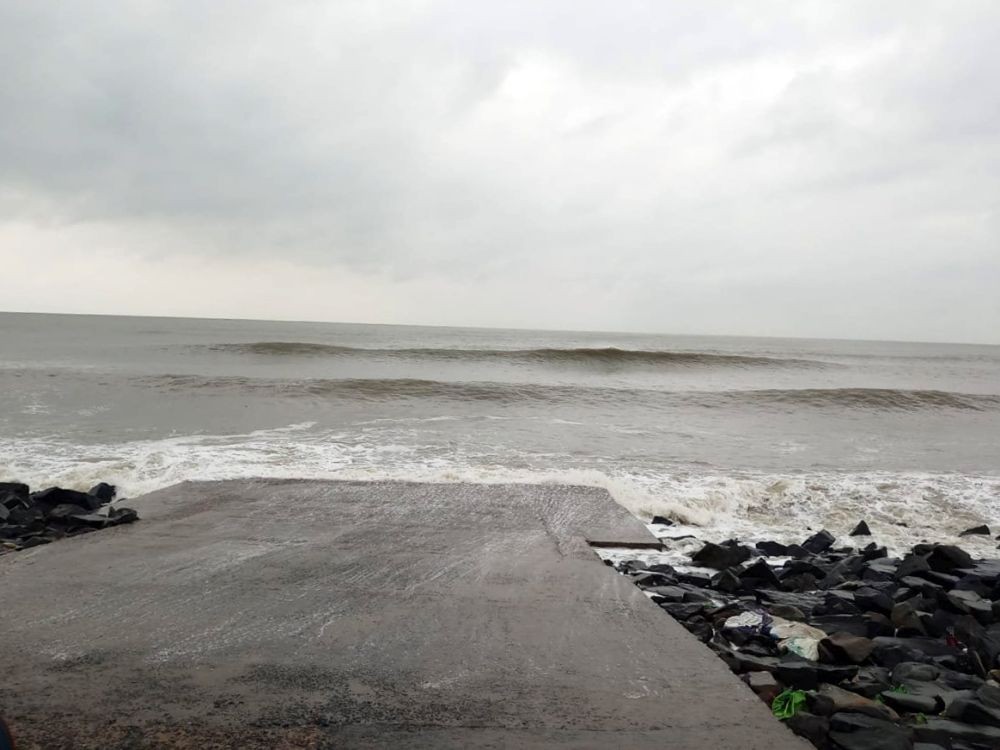 Purba Medinipur: Digha beach, ahead of the landfall of Cyclone 'Remal', in Purba Medinipur district, Sunday, May 26, 2024. The cyclonic storm is expected to make landfall between West Bengal's Sagar Island and Bangladesh's Khepupara on Sunday night, as per IMD.(IANS/X/@PIBKolkata)
