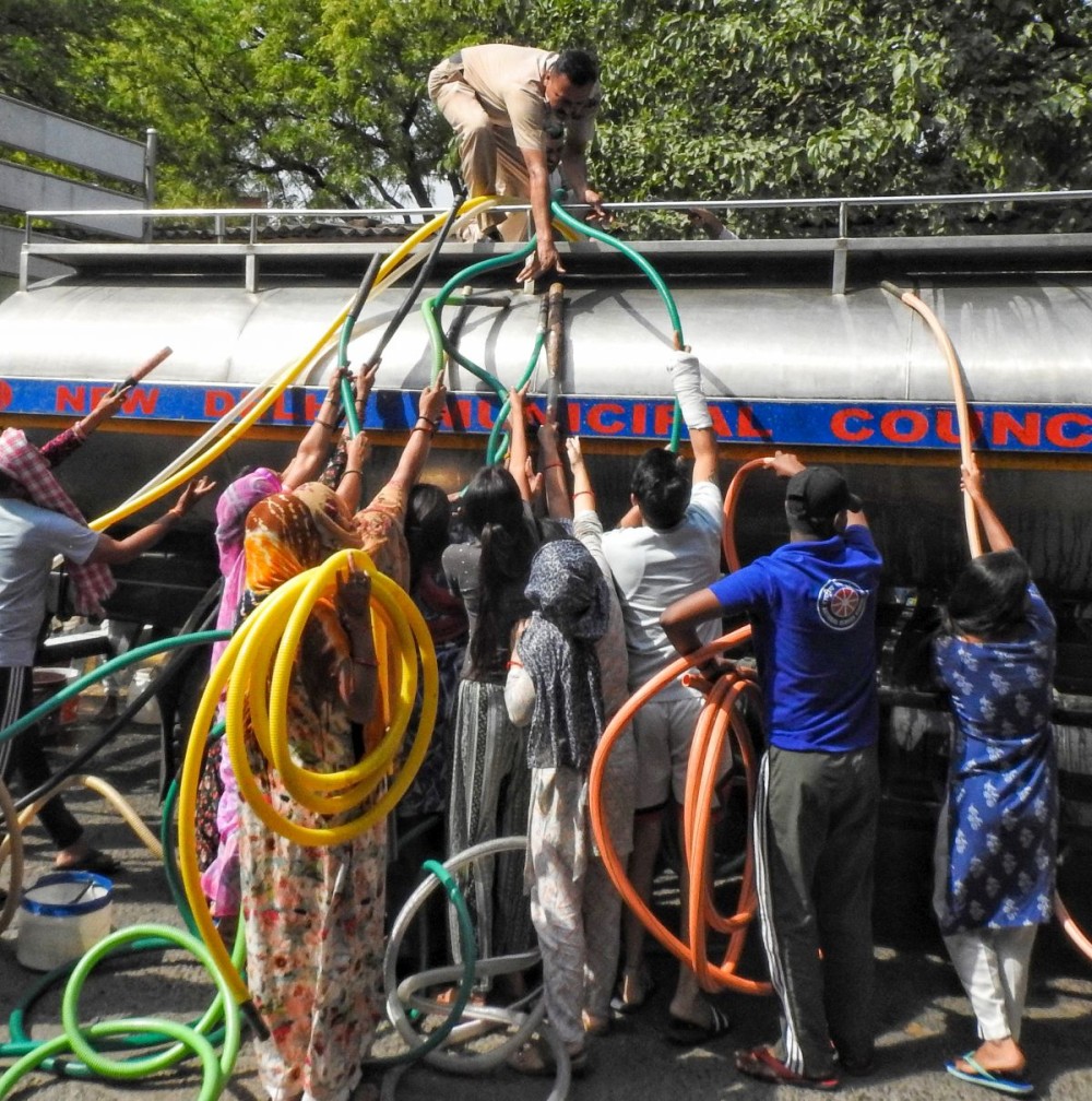 New Delhi: Residents fill water from a tanker amid water crisis, at the Vivekanand Colony in Chanakyapuri, New Delhi, Friday, May 31, 2024. (Photo: IANS)