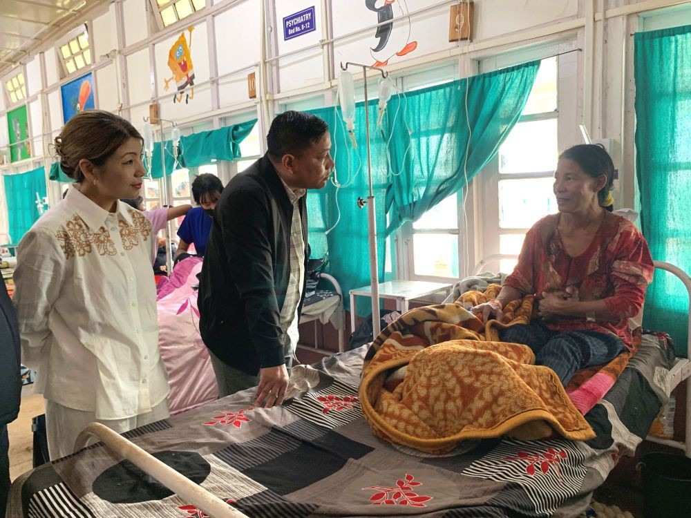 Minister Bashangmongba meeting an in-patient of District Hospital, Tuensang on May 7.  (Morung Photo)