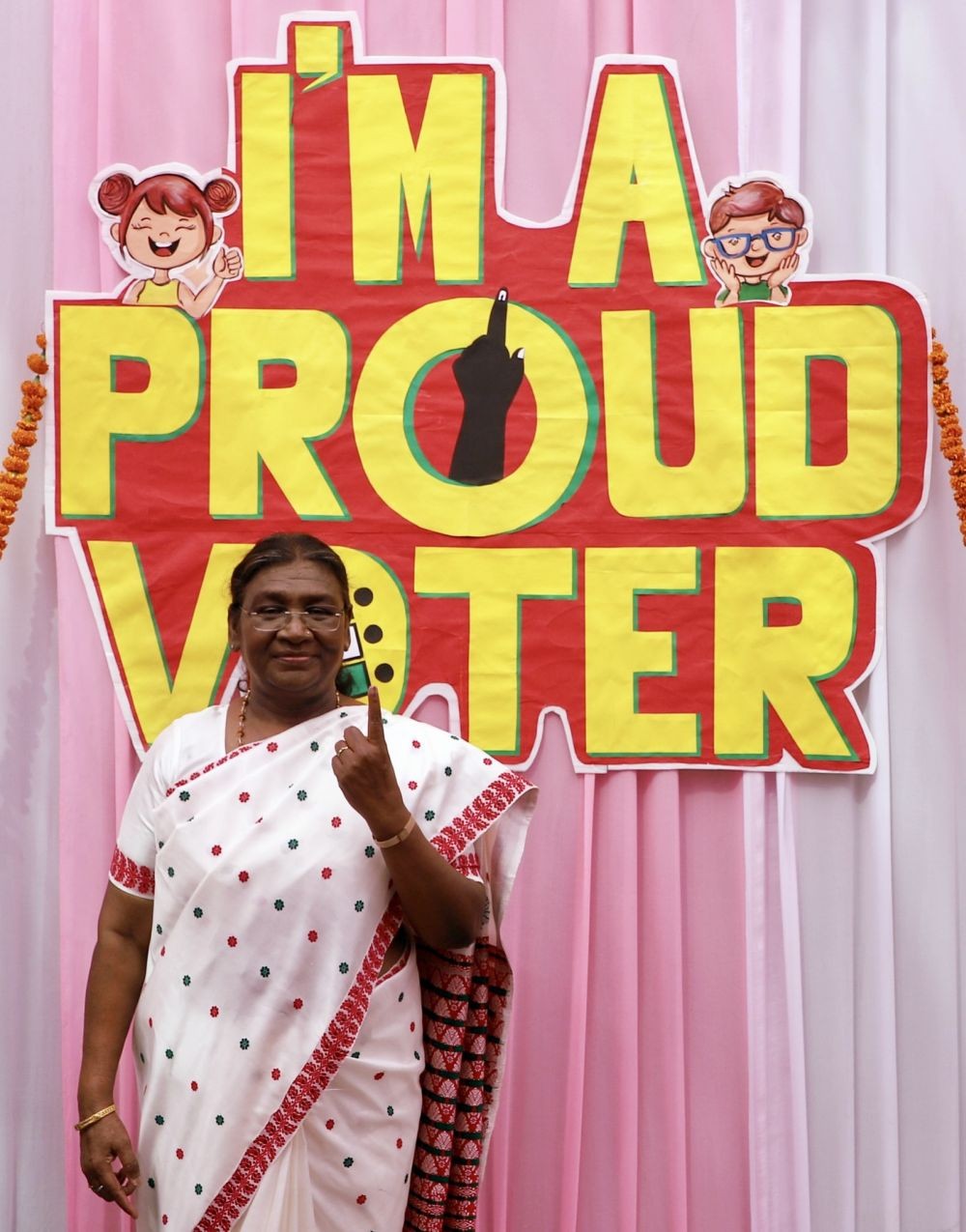 New Delhi : President of India,Droupadi Murmu showing mark of indelible ink after casting her vote at a polling booth during the 6th Phase of General Elections-2024 at Dr. Rajendra Prasad Kendriya Vidyalaya, President’s Estate, in New Delhi on May 25, 2024.(IANS/PIB)