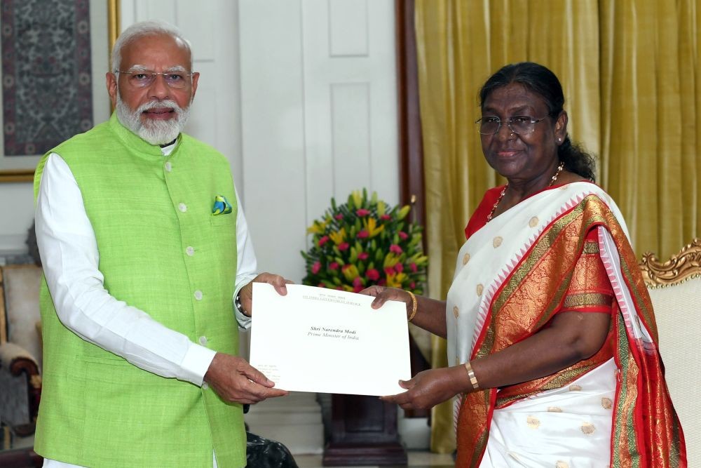 New Delhi: Prime Minister Narendra Modi tenders his resignation letter to President Droupadi Murmu as the 17th Lok Sabha comes to an end, at Rashtrapati Bhavan, in New Delhi, Wednesday, June 5, 2024.(IANS)