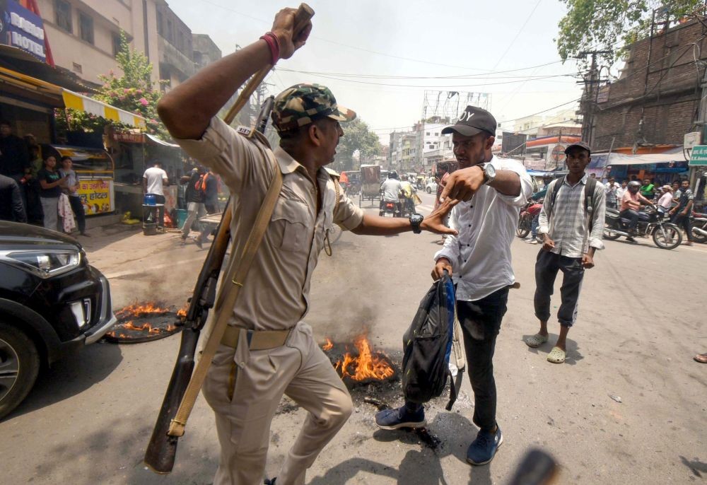 Patna: Security personnel clash with students during a protest against the NEET UG entrance exam paper leak, in Patna, Saturday, June 15, 2024.(IANS)