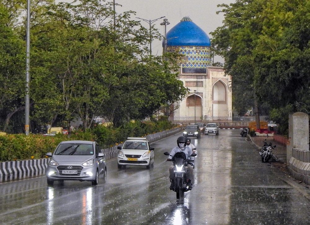Vehicles ply on the road amid rain in New Delhi on Wednesday, May 29, 2024. (Photo: IANS/Anupam Gautam)