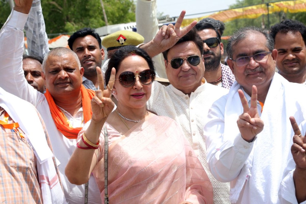 Mathura: BJP candidate and veteran actress Hema Malini flashes victory sign as she leads during counting of votes for Lok Sabha elections, in Mathura, Tuesday, June 4, 2024.(IANS/Yuvnish)