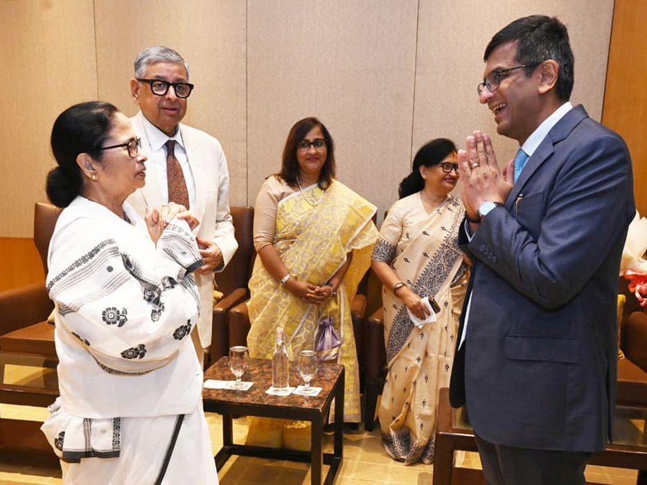 Kolkata: West Bengal Chief Minister Mamata Banerjee with Chief Justice of India, D. Y. Chandrachud and others during regional conference of the National Judicial Academy, in Kolkata, Saturday, June 29, 2024.(IANS)