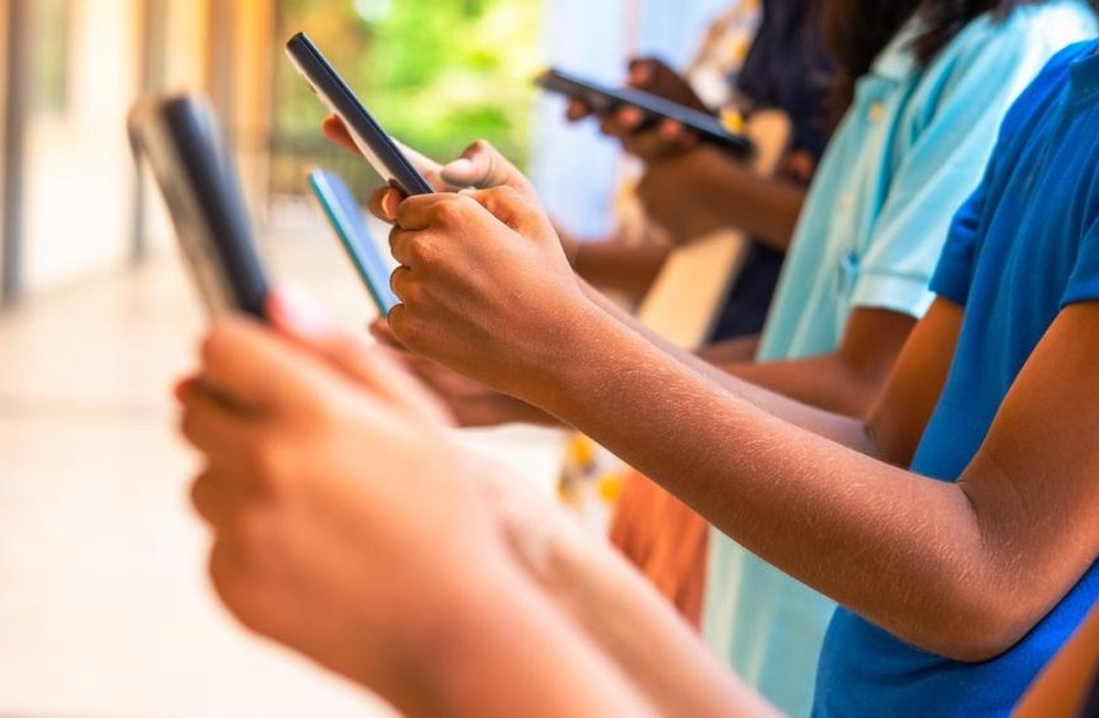 Centre cuts customs duty on mobile phones, components to 15 pc; industry upbeat