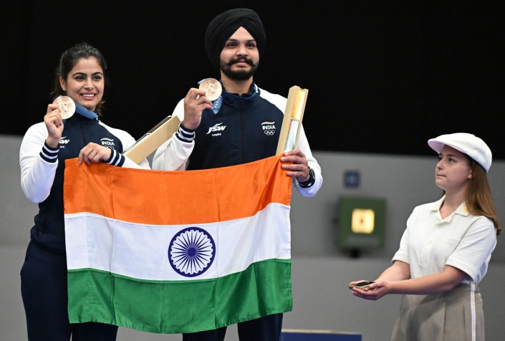 Chateauroux: India's Manu Bhaker and Sarabjot Singh pose for a photograph after winning the bronze medal in the 10m air pistol mixed team event at the 2024 Summer Olympics in Chateauroux, France on Tuesday, July 30, 2024.(IANS/Biplab Banerjee)