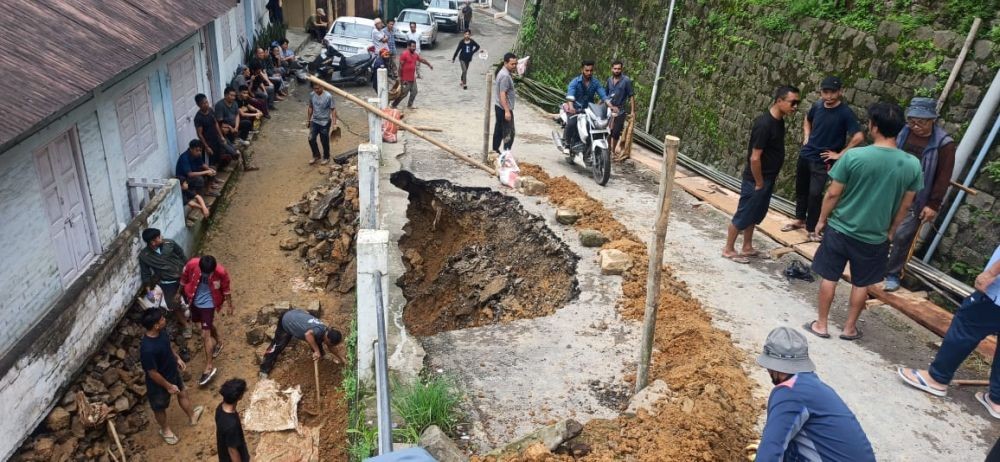 Residents of Midland colony Kohima undertakes social work on the site of collapsed retaining wall on July 6. (Morung Photo)