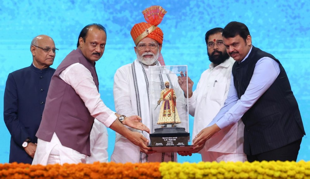 Mumbai : Prime Minister Narendra Modi being felicitated by Maharashtra Chief Minister Eknath Shinde and state DY CMs Ajit Pawar and Devendra Fadnavis during the launch and lay the foundation stone of various projects worth more than Rs 29,400 crores, in Mumbai on Saturday, July 13, 2024.(IANS)