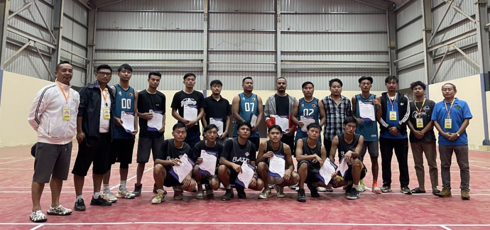 The two finalists with the officials of the Basketball Association Tuensang District. (Morung Photo)