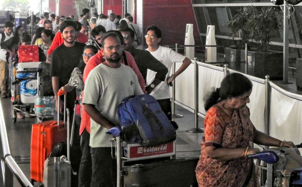 New Delhi: Passengers stand in a queue as they wait due to delays in airline services caused by an ongoing global outage of Microsoft at Terminal 3 of Delhi Airport in New Delhi on Friday, July 19, 2024. (Photo: IANS/Anupam Gautam)