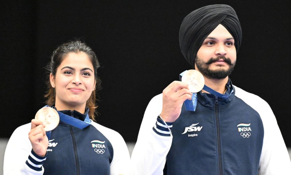 Chateauroux: India's Manu Bhaker and Sarabjot Singh pose for a photograph after winning the bronze medal in the 10m air pistol mixed team event at the 2024 Summer Olympics in Chateauroux, France on Tuesday, July 30, 2024.(IANS/Biplab Banerjee)