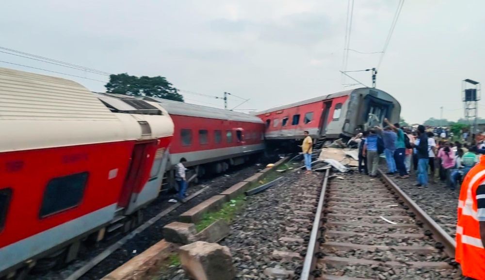 West Singhbhum: Rescue operations are underway after the Howara-CSMT Express derails near Chakradharpur in Jharkhand on Tuesday 30, 2024.(Photo: IANS/Rajesh Kumar)