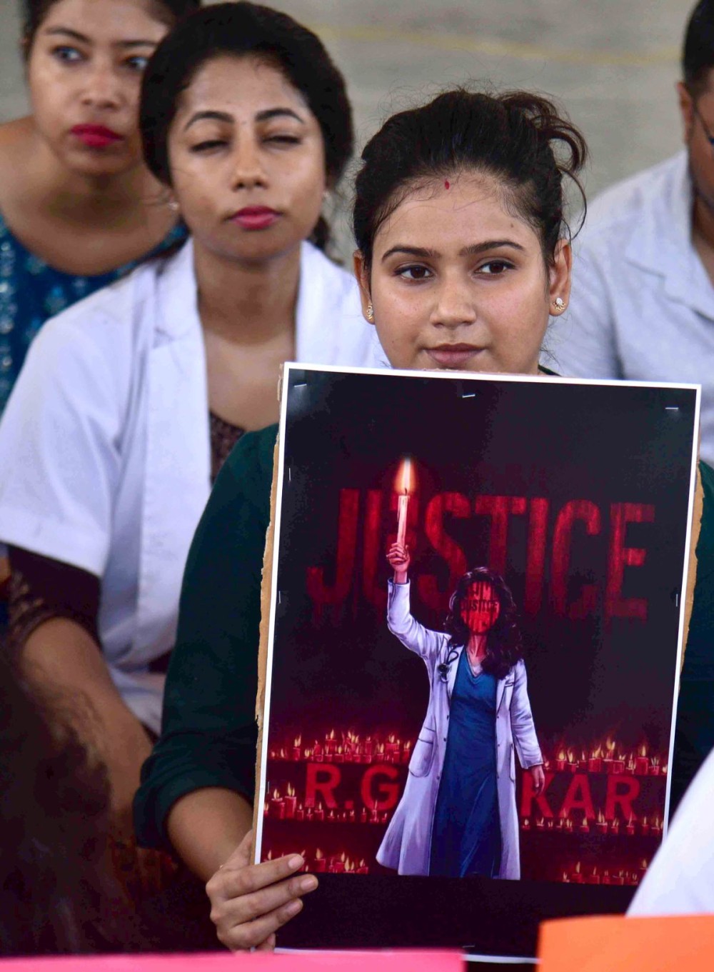 Kolkata: People take out a protest march at midnight against the rape and murder of a young medic at RG Kar Medical College, in Kolkata, on Wednesday, August 14, 2024. (Photo: IANS/Kuntal Chakrabarty)