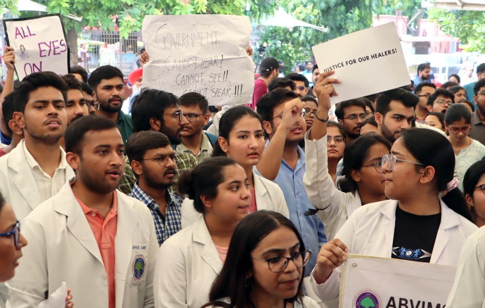 New Delhi: Doctors stage a protest against the rape and murder of a young medic at RG Kar Medical College Kolkata, in New Delhi on Saturday, August 17, 2024.(IANS/Qamar Sibtain)