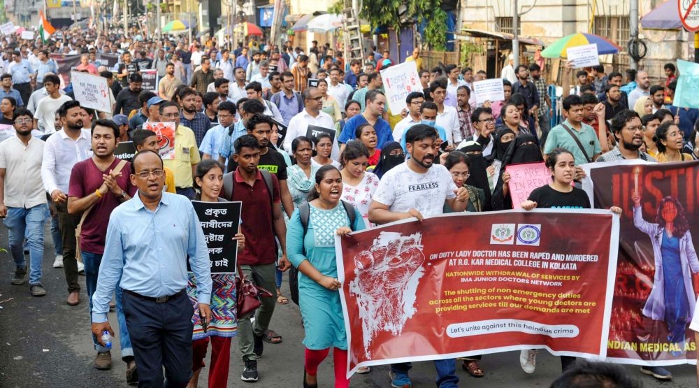 Kolkata: Indian Medical Association (IMA) members and the medical fraternity participate in a protest march , condemning the recent incident at RG Kar Medical College in Kolkata on Saturday, August 17, 2024.(IANS/Kuntal Chakrabarty)