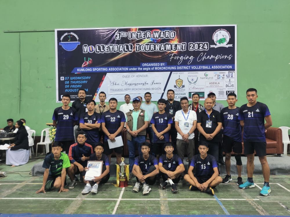 Winning team with organizers and guest of honour.