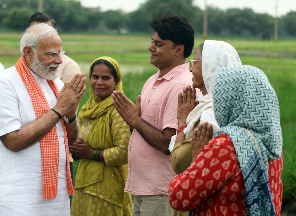 New Delhi: Prime Minister Narendra Modi interacts with farmers and scientists at the Indian Agricultural Research Institute in New Delhi on Friday, August 11, 2024. Union Minister Shivraj Singh Chouhan also seen. (IANS)