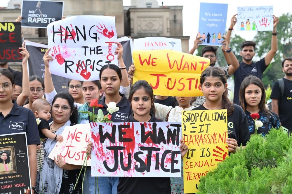 Jaipur: Medical students hold placards during a protest at Statue Circle against the rape and murder of a young medic at RG Kar Medical College, in Jaipur on Sunday, August 18, 2024. (Photo: IANS/Ravishankar Vyas)