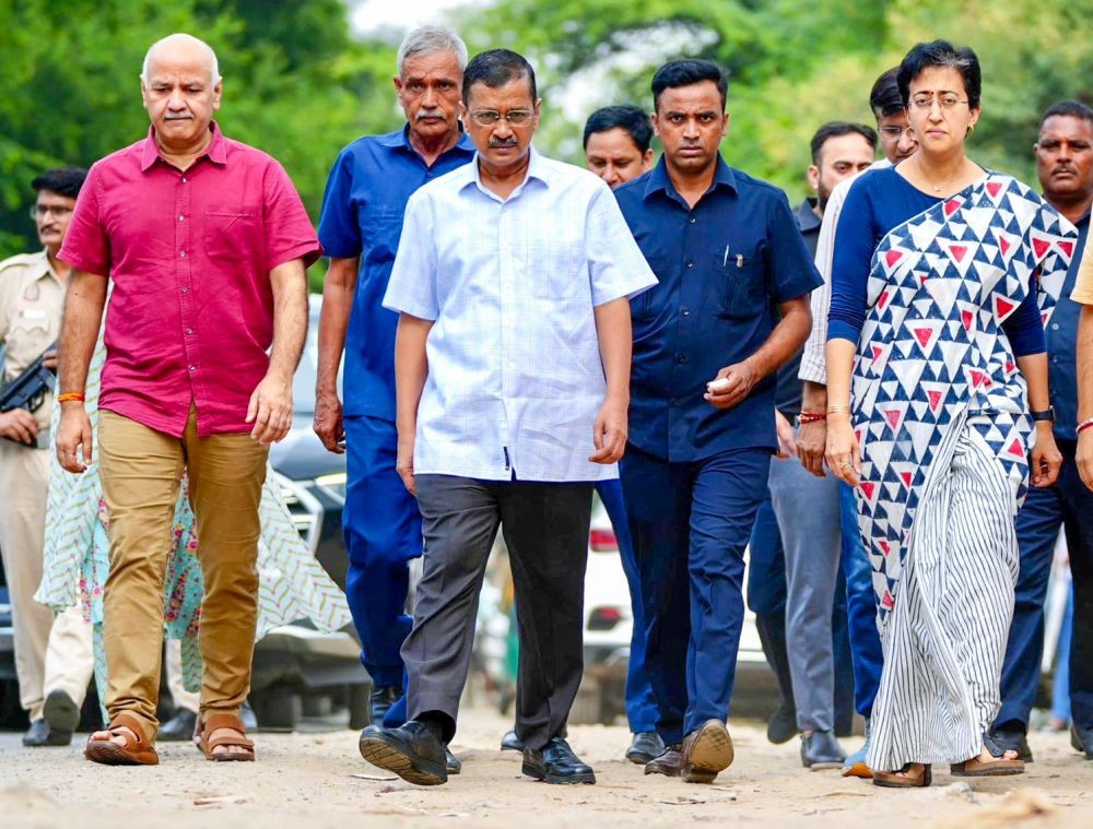 New Delhi : Former Delhi Chief Minister Arvind Kejriwal accompanied by Chief Minister Atishi, former Deputy CM Manish Sisodia inspects the roads in Timarpur, New Delhi on Thursday, September 26, 2024. (IANS)