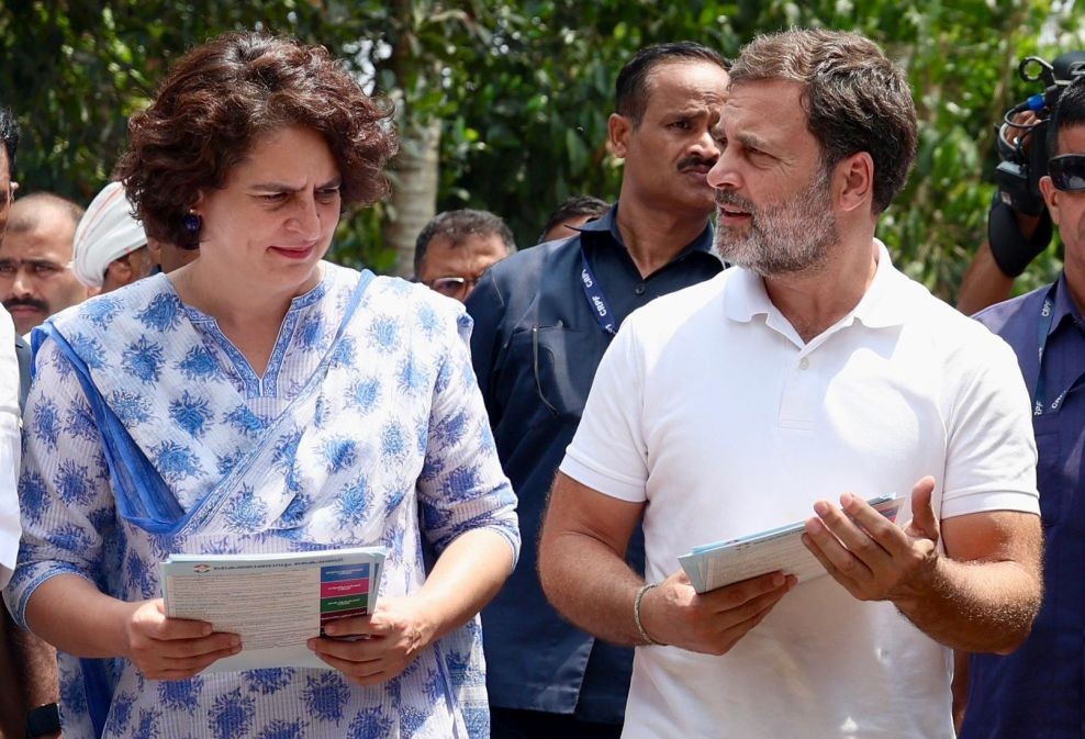 Kalpetta: Congress leaders Rahul Gandhi and Priyanka Gandhi during 'Ghar Ghar Guarantee Abhiyan' campaign ahead of Lok Sabha Elections, in Kalpetta, Wednesday, April 3, 2024.(IANS/AICC)