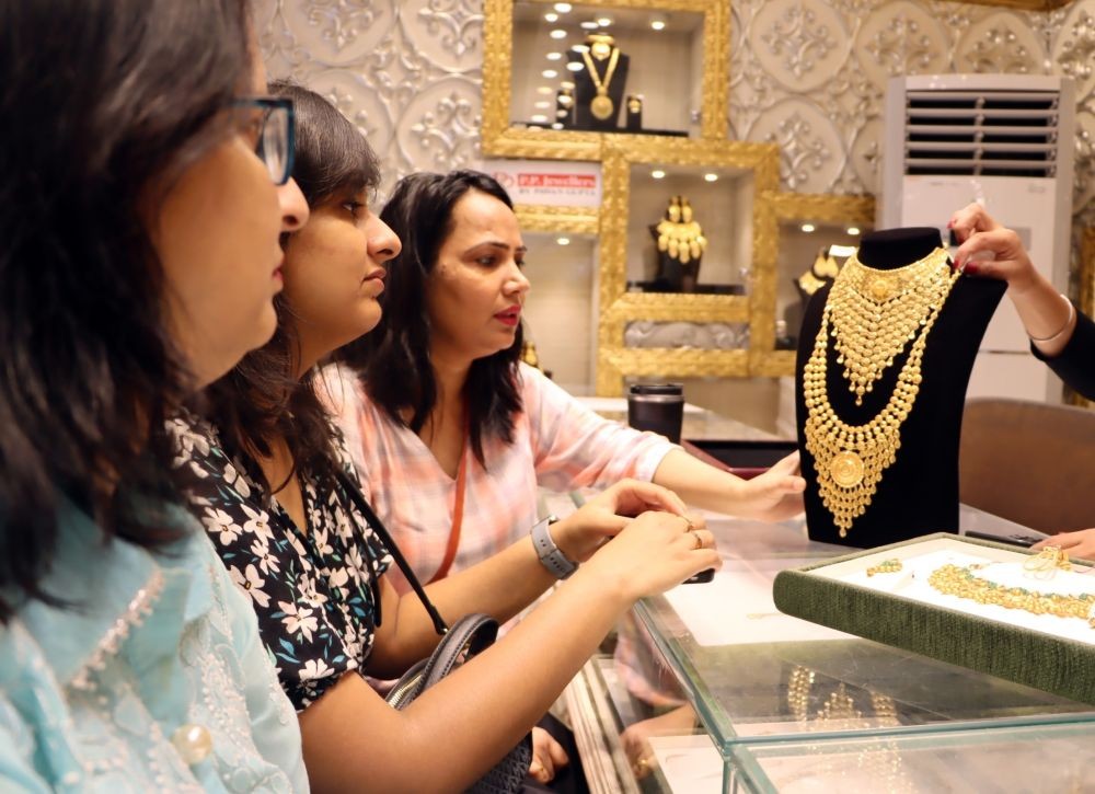 New Delhi: People buying jewellery on the occasion of Akshaya Tritiya, in New Delhi on Saturday, April 22, 2023. (Photo: Anupam Gautam/ IANS)