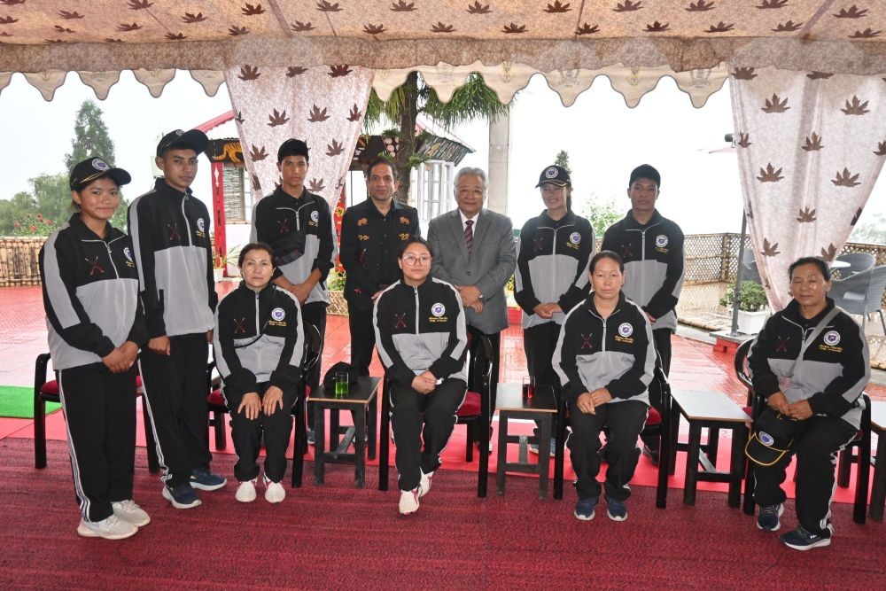 Former Chief Secretary of Nagaland, Alemtemshi Jamir met and interacted with a group of 16 school children and 4 teachers from Ladakh.