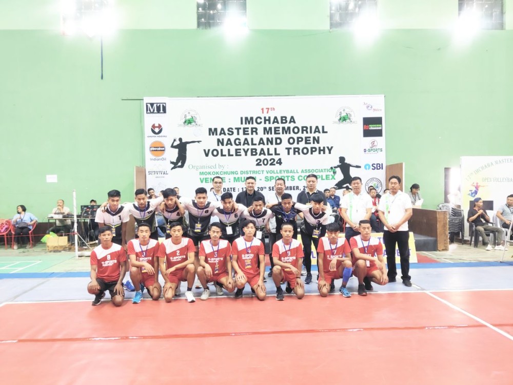 Players of the opening game of this year’s tournament with the organizers and the inaugural match Patron.