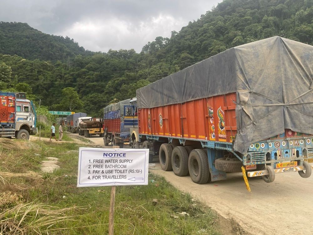 With hundreds of trucks still stranded on the National Highway-29 Dimapur bypass near Chathe River Bridge Junction due to landslide near Dzüdza, a car-wash shop located on the highway is offering free water supply and parking space. A notice put up at the entrance of the Hill Star Car Wash and Restaurant informed of free water supply and use of bathroom. Travellers can also pay and use the toilet, it added. On September 3, many truckers were seen availing the facilities offered by the shop. (Morung Photos)