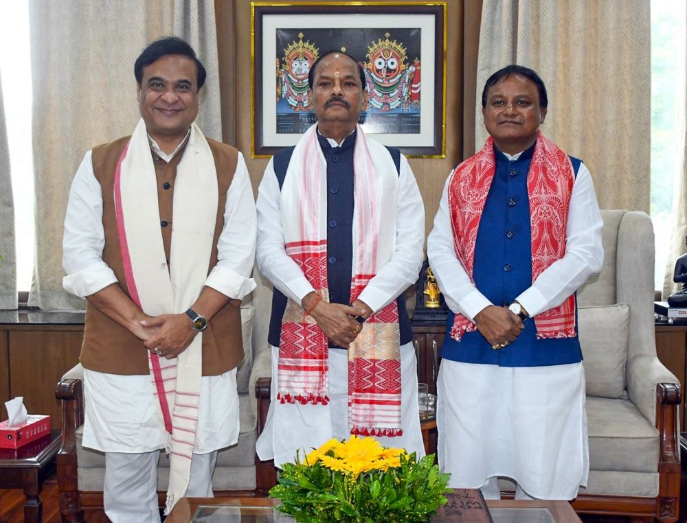 Bhubaneswar: Assam Chief Minister Himanta Biswa Sarma meets Odisha Chief Minister Mohan Charan Majhi and Odisha Governor Raghubar Das in Bhubaneswar on Friday September 27, 2024. (Photo: IANS)