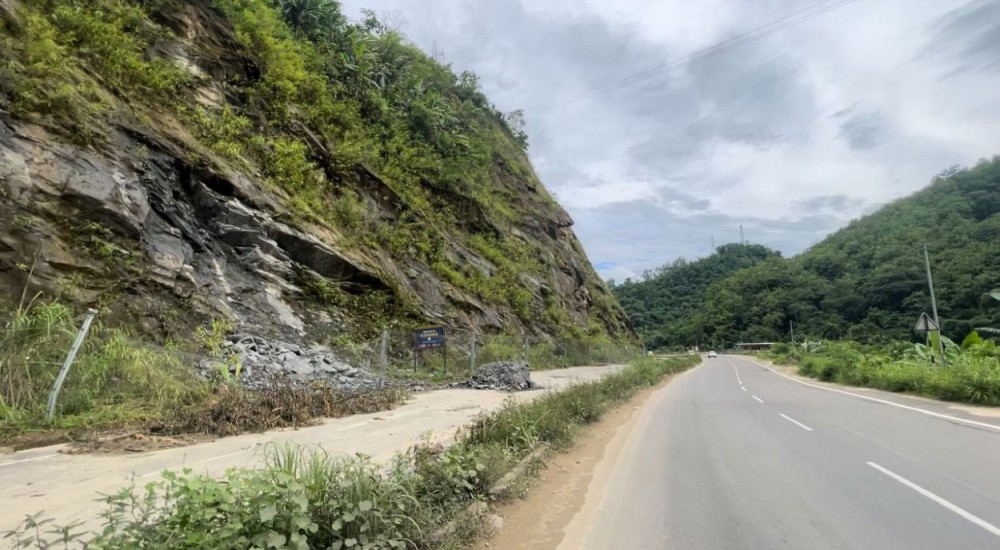 In this photo taken on July 6, 2024, overhanging stones and debris are seen on the mountainside of National Highway-29 in ‘Pagla Pahar’, a day after the stretch was hit by another rockslide. One side of the highway, covering a distance of over 4 kilometres from Chathe Bridge Junction to New Chümoukedima Junction, has remained closed to traffic since July 4, 2023, when another rockslide occurred, claiming two lives. (Morung File Photo)