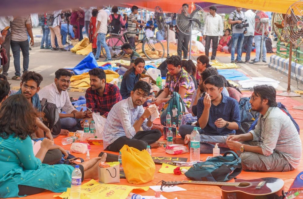 Kolkata: Members of West Bengal Junior Doctors Front participate in a sit-in protest near Swasthya Bhawan against the rape and murder case at RG Kar Medical College, in Kolkata on Thursday, September 12, 2024. (Photo: IANS/Kuntal Chakrabarty)