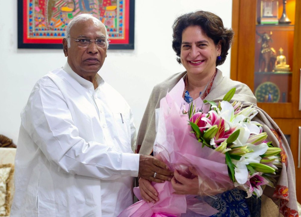 New Delhi: Congress candidate for the Wayanad Lok Sabha by-elections, Priyanka Gandhi Vadra, meets party national president Mallikarjun Kharge in Delhi on Monday, October 21, 2024. (Photo: IANS)