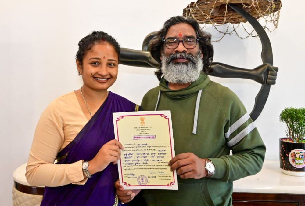 Ranchi: JMM candidate for Gandey Kalpana Soren, along with Jharkhand Chief Minister and JMM President Hemant Soren, receives her victory certificate after winning the Jharkhand Assembly elections  in Ranchi on Sunday, November 24, 2024. (Photo: IANS)