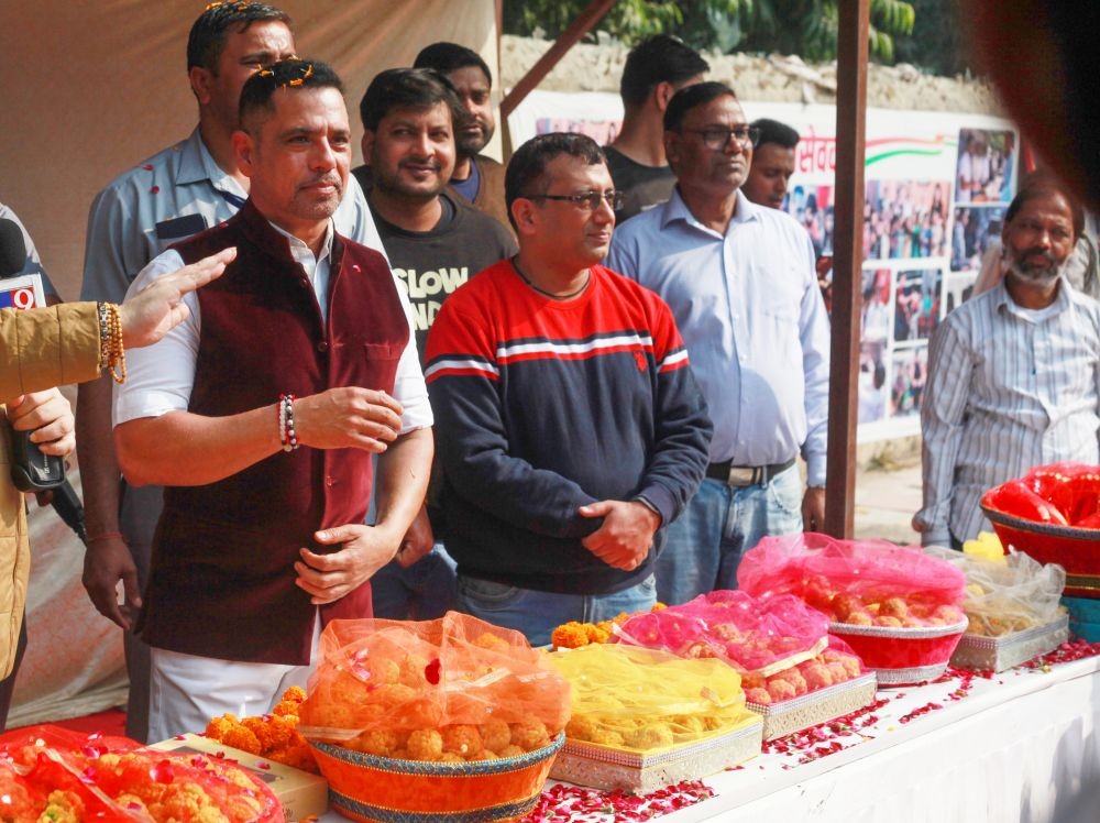 New Delhi: Businessman Robert Vadra celebrates Congress General Secretary and his wife Priyanka Gandhi Vadra leads in the Wayanad Lok Sabha by-elections , in New Delhi on Saturday, November 23, 2024. (Photo: IANS)