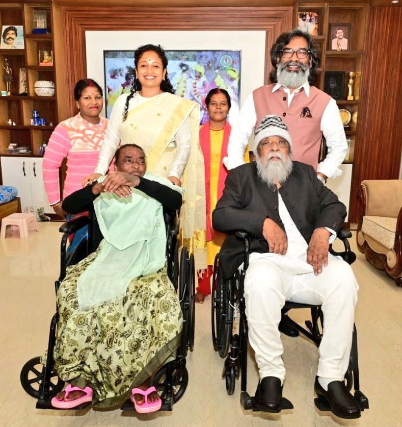 Ranchi: Jharkhand CM-designate Hemant Soren and his wife and JMM leader Kalpana Soren seek blessings from their parents ahead of the swearing-in ceremony in Ranchi on Thursday, November 28, 2024. (Photo: IANS)