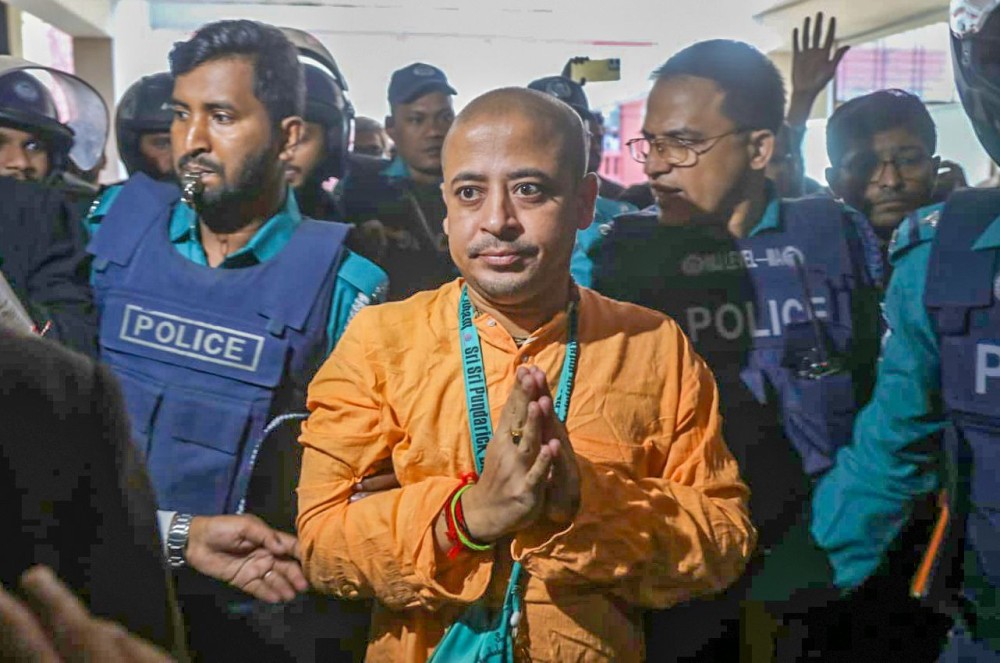 Chattogram: Chinmoy Krishna Das, a senior monk of the International Society for Krishna Consciousness (ISKCON), is produced in Chattogram Court by Bangladesh police following his arrest in a sedition case on Tuesday, November 26, 2024. He is one of 19 individuals accused of disrespecting Bangladesh's national flag during a rally on October 25, 2024. (Photo: IANS)