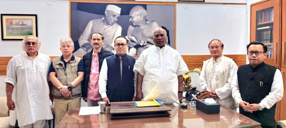 New Delhi: Congress General Secretary (I/C Communications) Jairam Ramesh, along with a delegation from Manipur, including AICC I/C Manipur Girish Goa, Manipur PCC President Meghachandra K, Manipur Inner MP Bimol Akoijam, NECC Chairman Nabamtuki AP, and AICC Executive Member Bupenda Meitei, meet with Congress President Mallikarjun Kharge in New Delhi on Tuesday, November 19, 2024. (Photo: IANS)