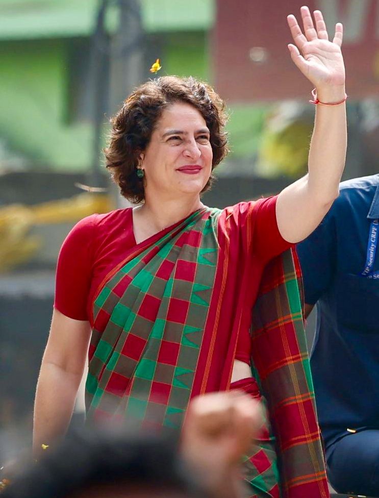 Akampadam: Congress General Secretary Priyanka Gandhi  holds a roadshow ahead of Wayanad by-polls elections at Akampadam, Malappuram district  on Thursday, November 7, 2024. (Photo: IANS)