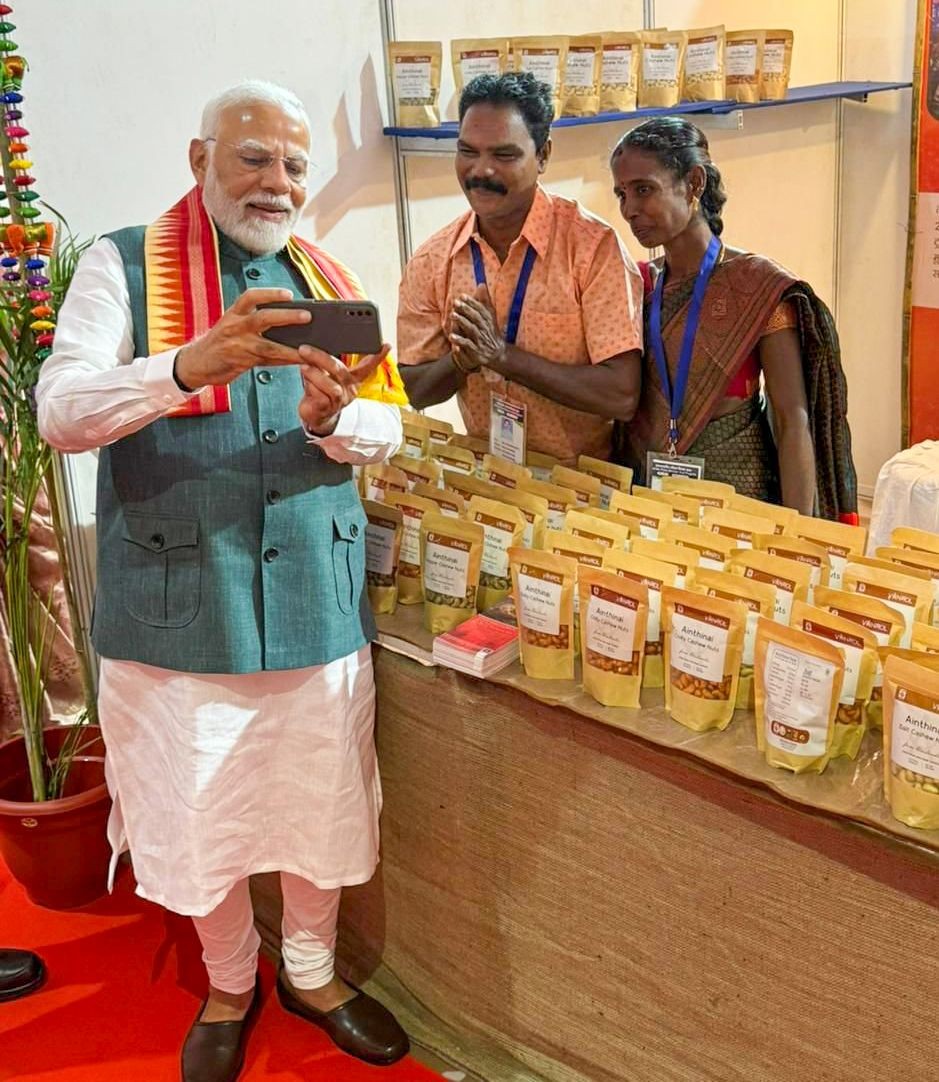 Jamui: Prime Minister Narendra Modi takes a selfie with Dharmadurai Ji and Ezhilarasi Ji from Tamil Nadu’s Irula tribe at the Janjatiya Gaurav Diwas exhibition in Jamui, Bihar on Friday, November 15, 2024. (Photo: IANS)