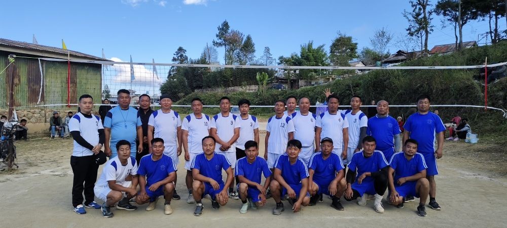 The finalist volleyball teams posing together before their decisive match.