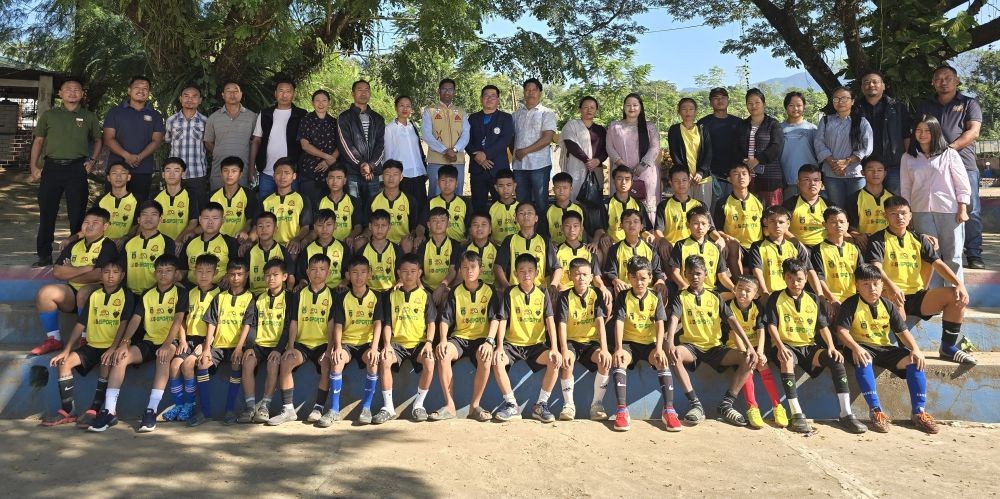 Mhasimhalie Mathew Yhome and other dignitaries with the participants of 1st edition of SFS academy intra football tournament at Medziphema on November 15.