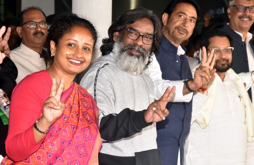 Ranchi: Jharkhand Chief Minister Hemant Soren, along with his wife Kalpana Soren, flashes a victory sign after party's win in the Jharkhand Assembly elections in Ranchi on Saturday, November 23, 2024. (Photo: IANS/Rajesh Kumar)