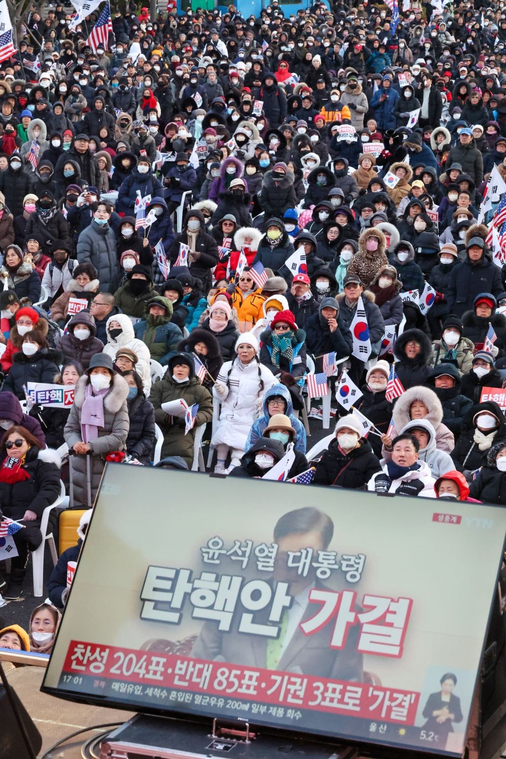 Seoul: Protesters from conservative groups attend a rally opposing the impeachment of President Yoon Suk Yeol near Gwanghwamun Square in central Seoul on Dec. 14, 2024. (Photo: IANS/Yonhap)