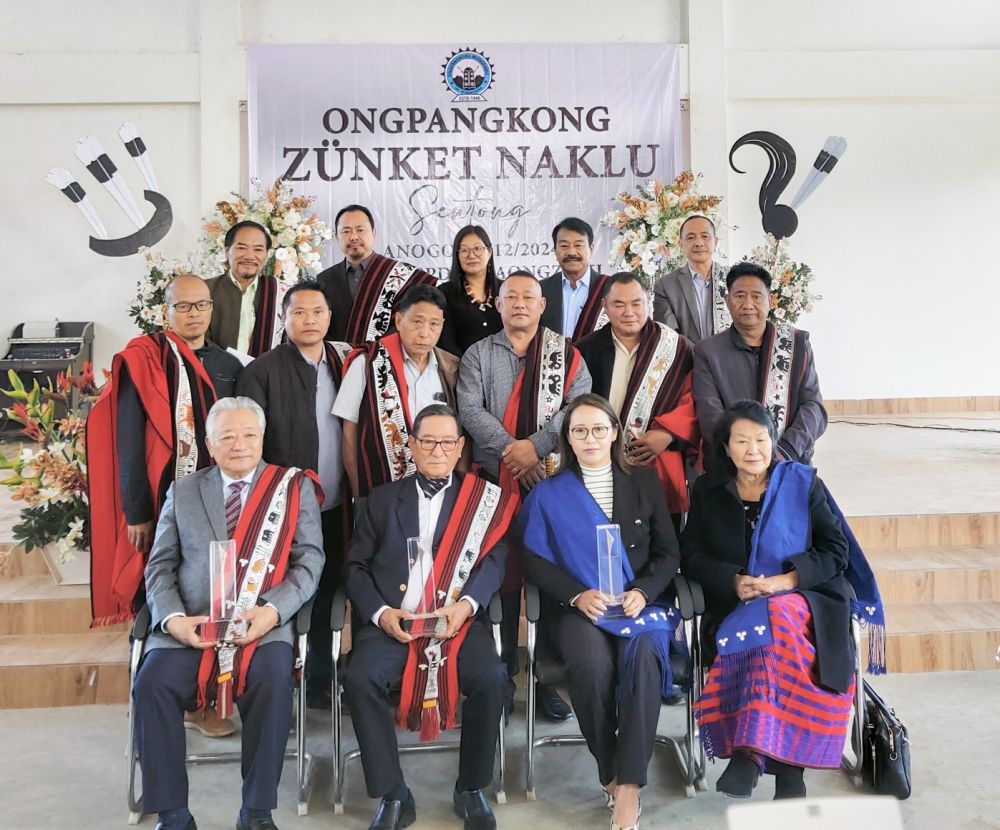 Zünket Naklu recipients with Dr P Kilemsüngla, Ongpangkong Mungdang officials and committee members at the ceremony held at Aongza Ki, Mokokchung, on December 14. (Morung Photo)